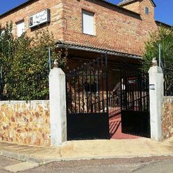 Residencia de Mayores Santa Teresa Malagón fachada de una vivienda