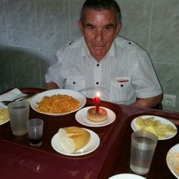 Residencia de Mayores Santa Teresa Malagón hombre con su postre en un restaurante