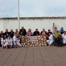 Residencia de Mayores Santa Teresa Malagón grupo de ancianos en la calle