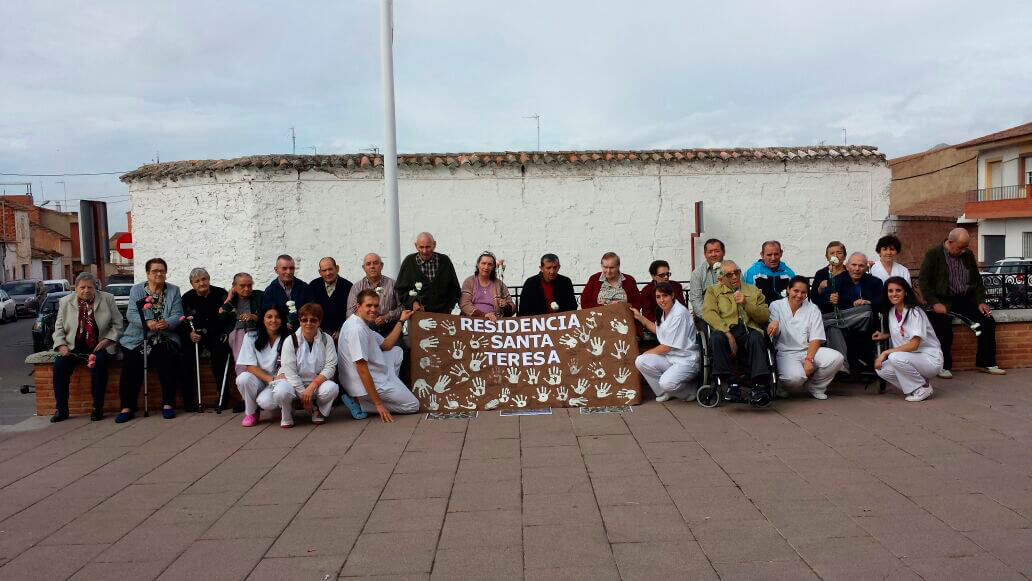 Residencia de Mayores Santa Teresa Malagón grupo de ancianos en la calle
