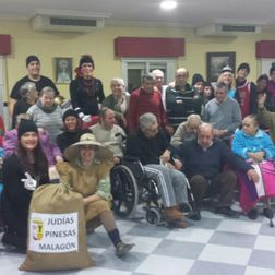 Residencia de Mayores Santa Teresa Malagón grupo de ancianos posando para una foto