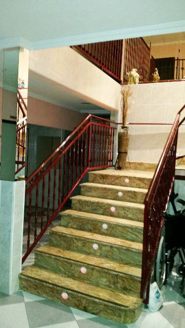 Residencia de Mayores Santa Teresa Malagón escaleras internas de una vivienda