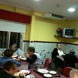 Residencia de Mayores Santa Teresa Malagón grupo de ancianos en el comedor