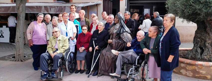 Residencia de Mayores Santa Teresa Malagón grupo de ancianos