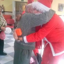 Residencia de Mayores Santa Teresa Malagón anciano abrazando a unos de los ayudante de santa
