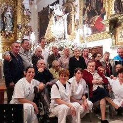 Residencia de Mayores Santa Teresa Malagón ancianos en una en el interior de una iglesia