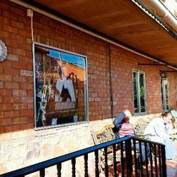 Residencia de Mayores Santa Teresa Malagón dos mujeres tomando el sol