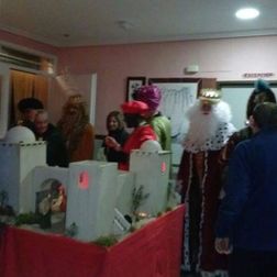 Residencia de Mayores Santa Teresa Malagón ancianos en una iglesia