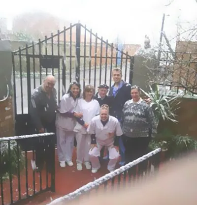 Residencia de Mayores Santa Teresa Malagón personal con grupo de tercera edad
