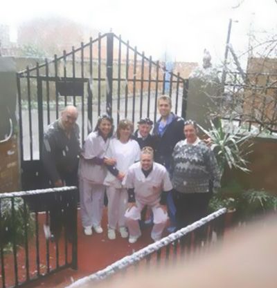 Residencia de Mayores Santa Teresa Malagón personal con grupo de tercera edad