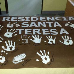 Residencia de Mayores Santa Teresa Malagón cartel de manos pintadas