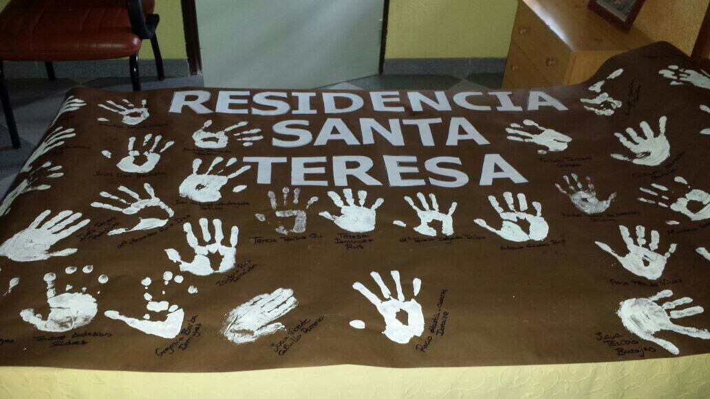 Residencia de Mayores Santa Teresa Malagón cartel de manos pintadas
